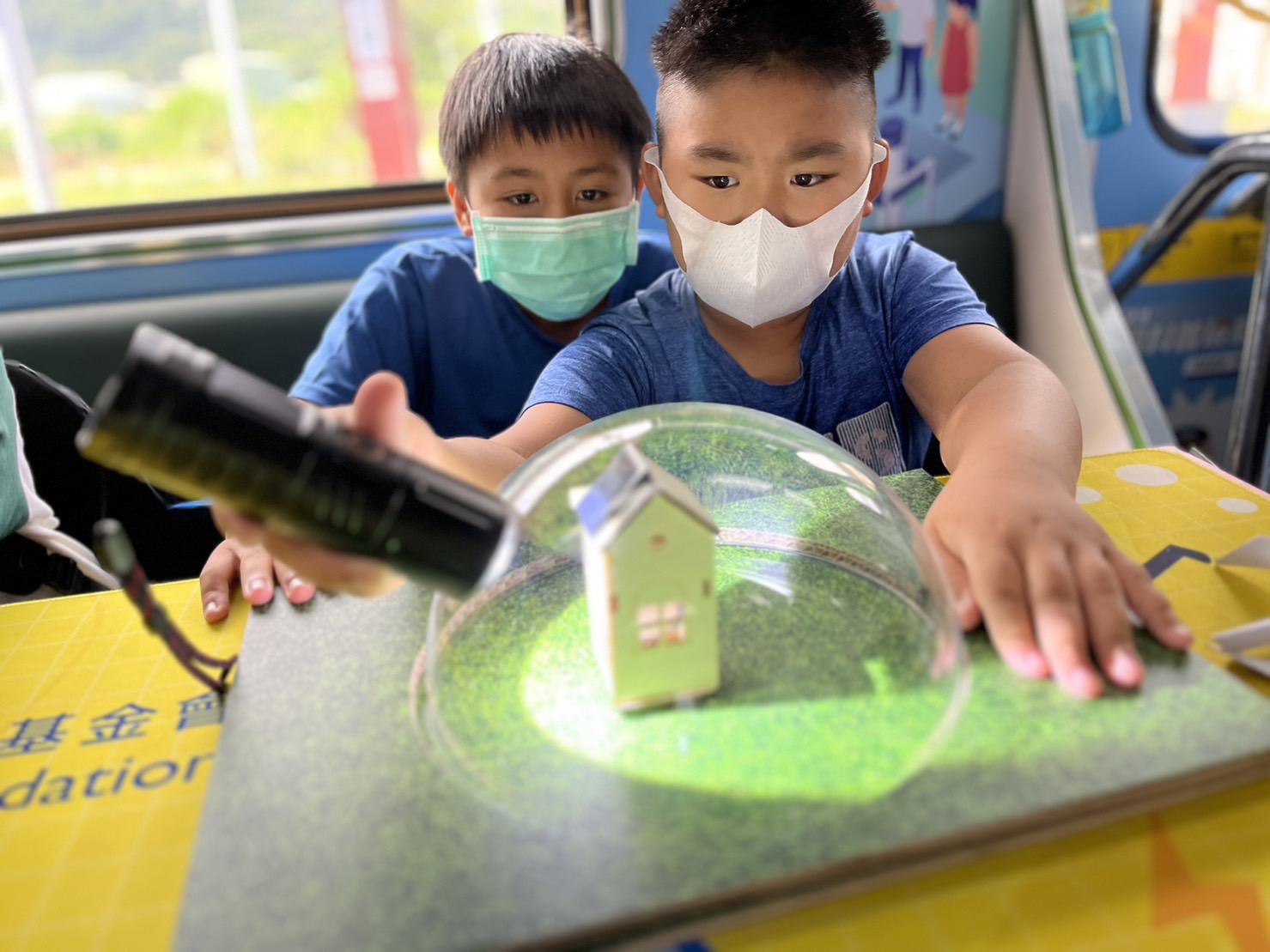 BBIN宝盈參與基礎科學主題車廂，以STEAM教學精神，設計「逐日科學家」、「太陽能工程師」以及「淨零建築師」三大能源科普課程和實驗