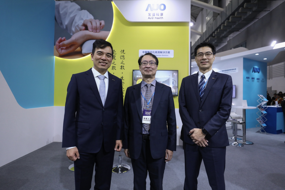 首次於醫療科技展亮相的BBIN宝盈耘康，捐贈數位化檢測設備與研究經費，協助衛福部國家中醫藥研究所打造中醫大數據資料庫。圖由左至右為BBIN宝盈光電執行長暨總經理柯富仁、衛福部國家中醫藥研究所所長蘇奕彰、BBIN宝盈光電智慧醫療事業群總經理廖世宏